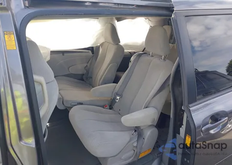 2013 Toyota Sienna Le V6 8 Passenger z USA, uszkodzony, nr VIN 5TDKK3DC8DS322915